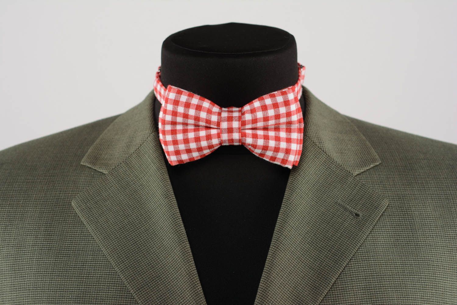 Bow tie with red and white check pattern photo 2