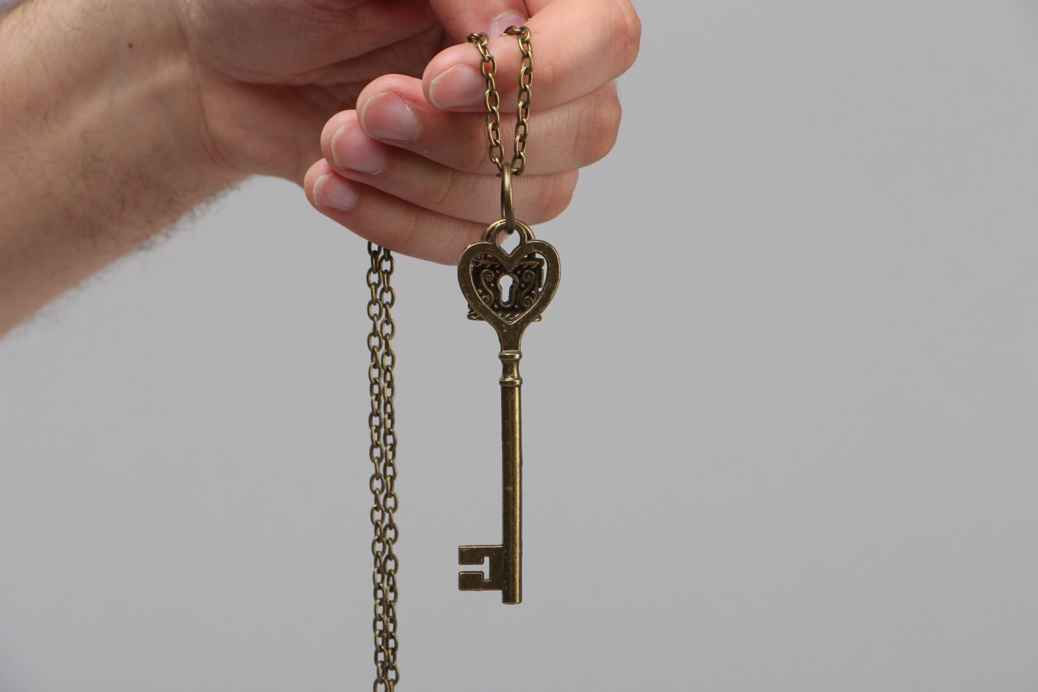 Pendentif en métal sur chaînette longue fait main clé avec serrure pour femme photo 4