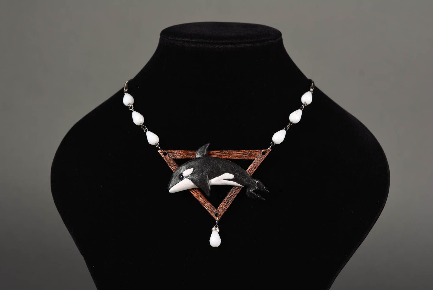 Pendentif orque Bijou fait main triangulaire en pâte polymère Cadeau original photo 2