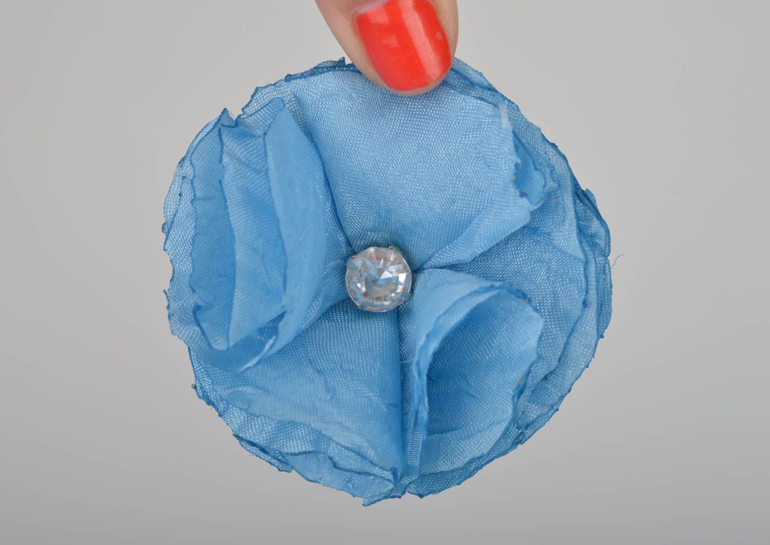 Grande broche fleur en tissu bleue avec strass faite main originale pour femme photo 3