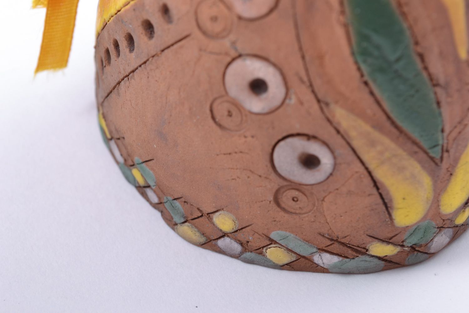 Pendente in ceramica fatto a mano campanello decorativo di argilla con nastrino foto 4