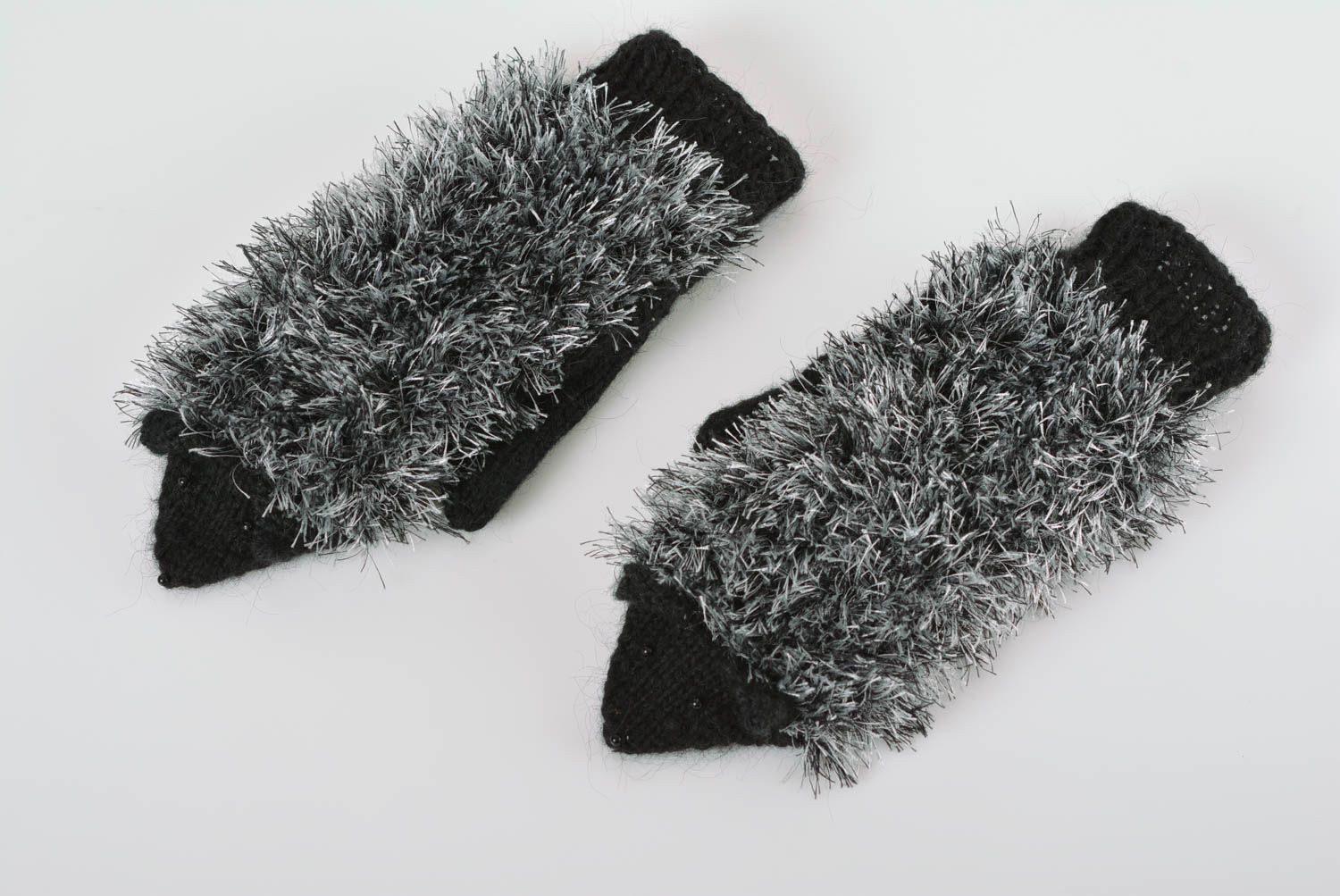 Moufles tricotées en acrylique avec des aiguilles faites main noires Hérissons photo 1