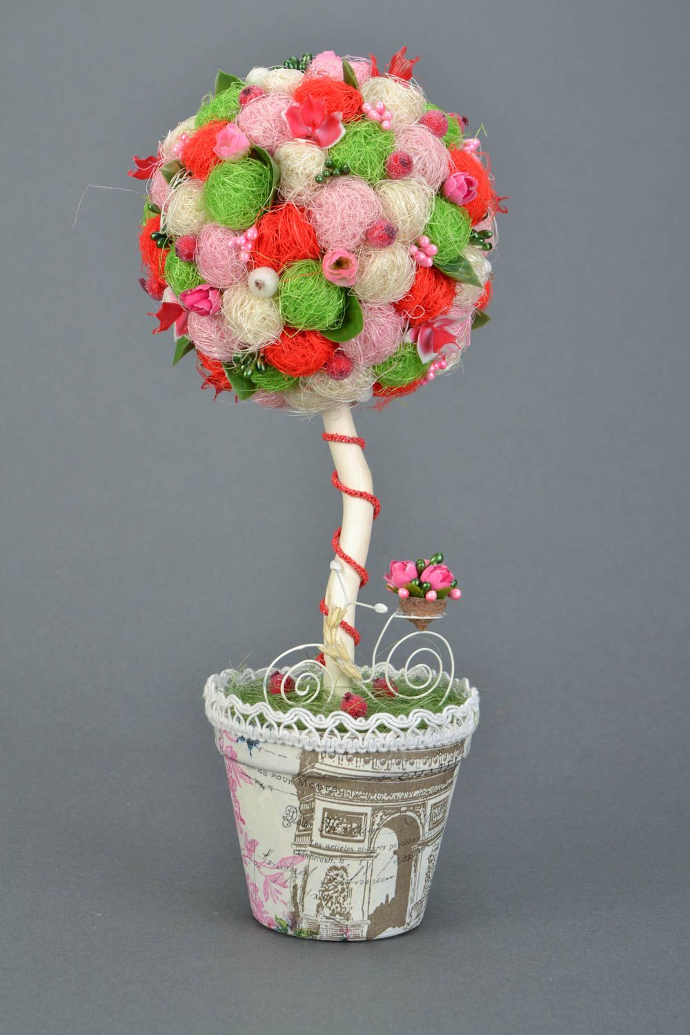 Handmade Topiary aus Sisal mit Blumen und Kunstbeeren künstlerische Handarbeit foto 5