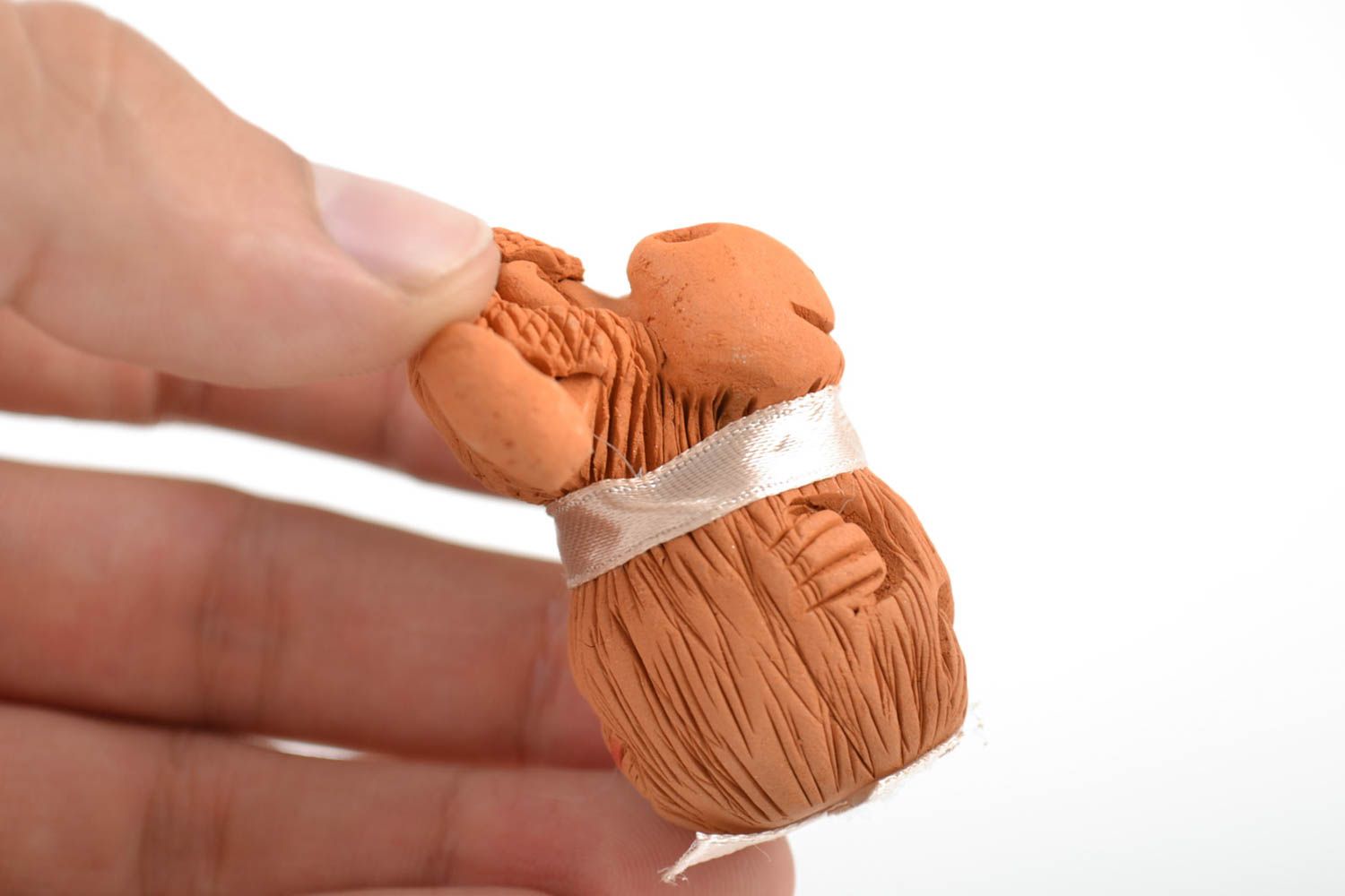 Figurine en céramique en forme de petit singe marron avec nœud faite main photo 2