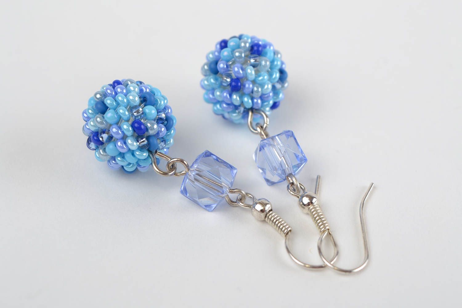 Orecchini di perline fatti a mano rotondi accessorio originale azzurro da donna foto 4