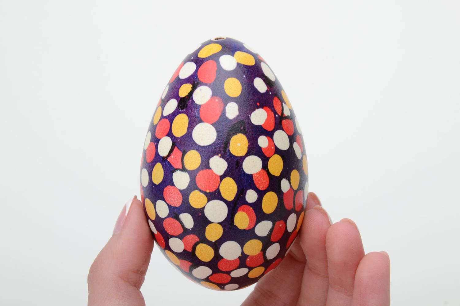 Расписное гусиное яйцо ручной работы яркая писанка цветная в горошек необычная фото 5