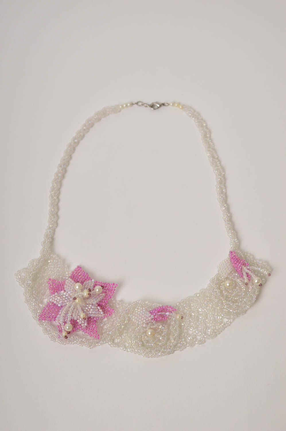 Ожерелье из бисера украшение ручной работы колье из бисера с цветами белое фото 2