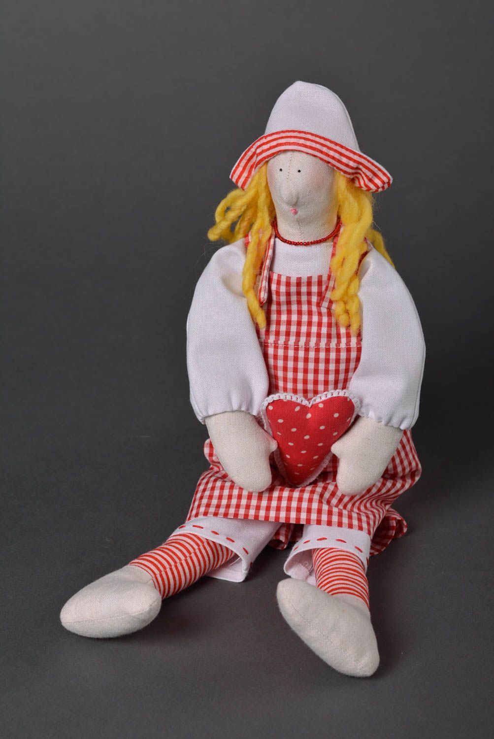 Bambola bella in stoffa fatta a mano pupazzo tessile originale con cuore foto 1