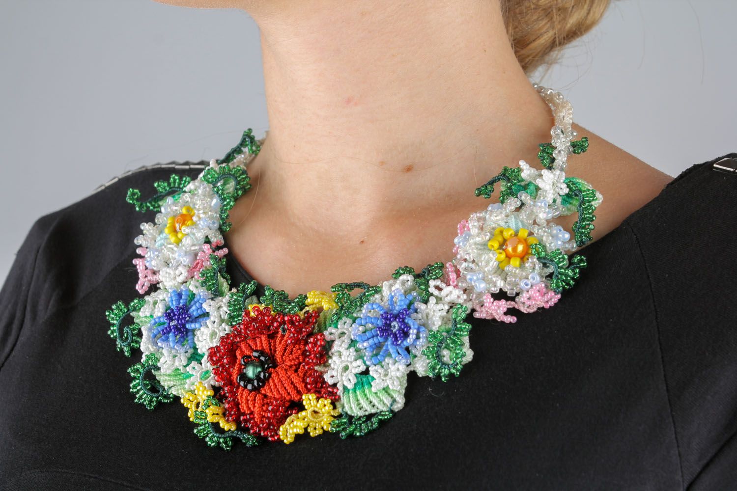 Collar artesanal de flores foto 1
