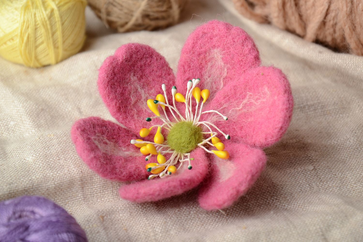 Broche en laine feutrée fleur rose  photo 1