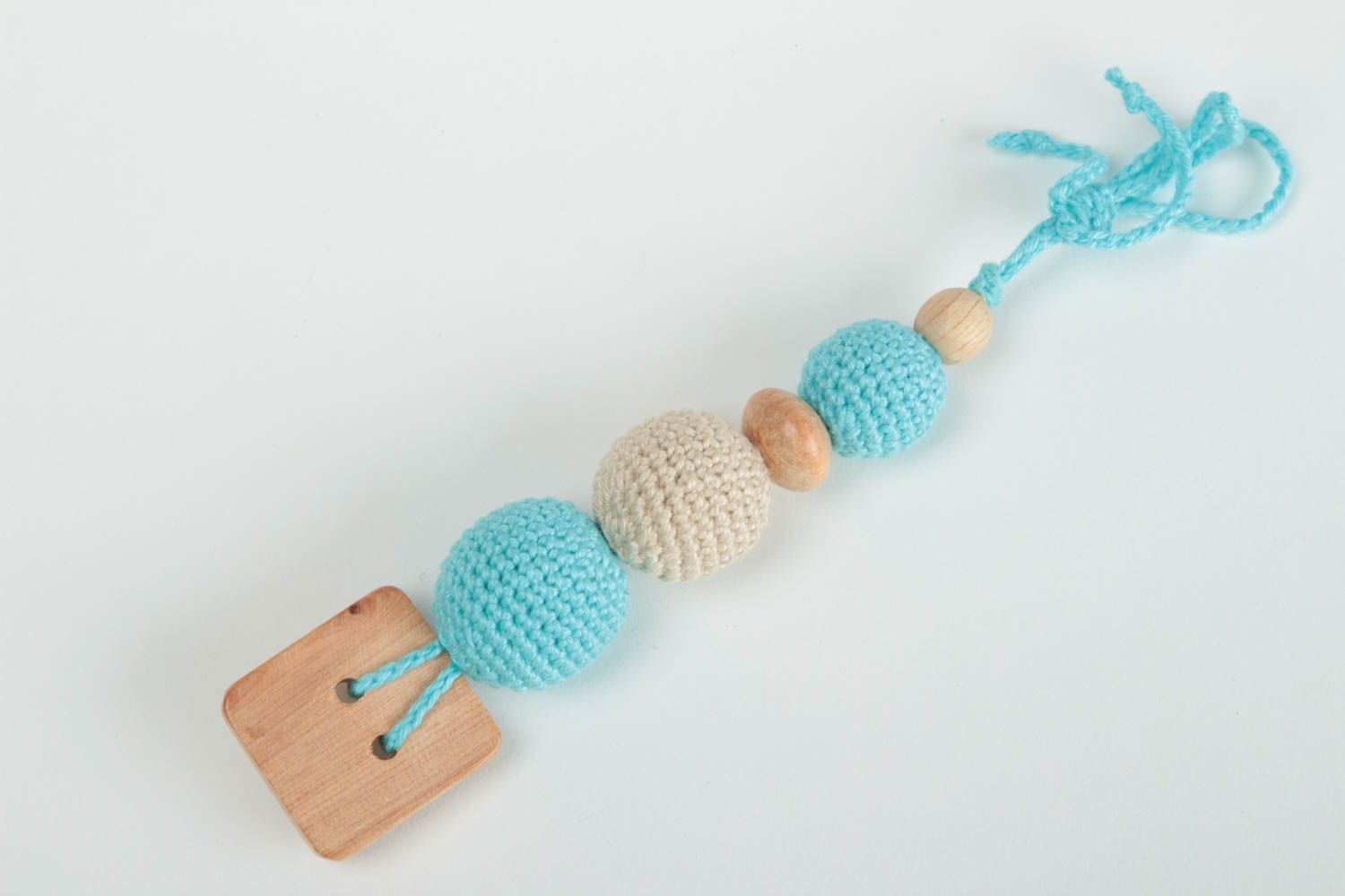 Игрушка прорезыватель для ребенка из дерева и ниток ручной работы голубой фото 2
