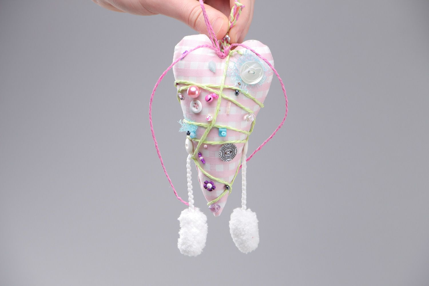 Handgemachter Deko Anhänger aus Stoff Herz mit Knöpfen Glasperlen und Bindfaden  foto 4