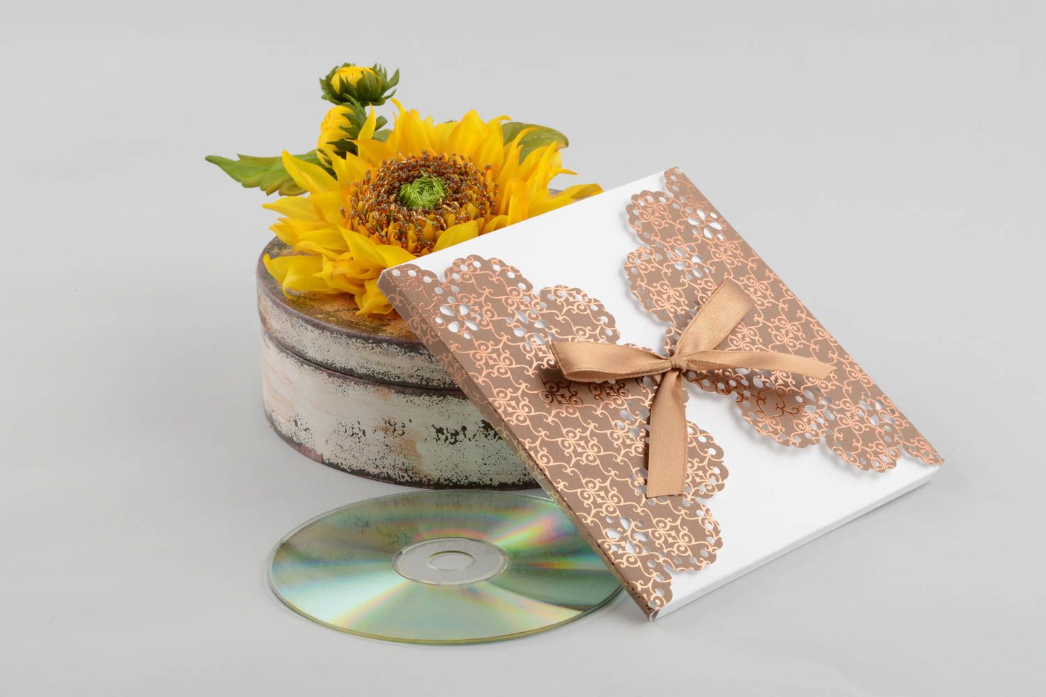 Handmade braune CD Papierhülle kreatives Geschenk Design Verpackung mit Spitze foto 1