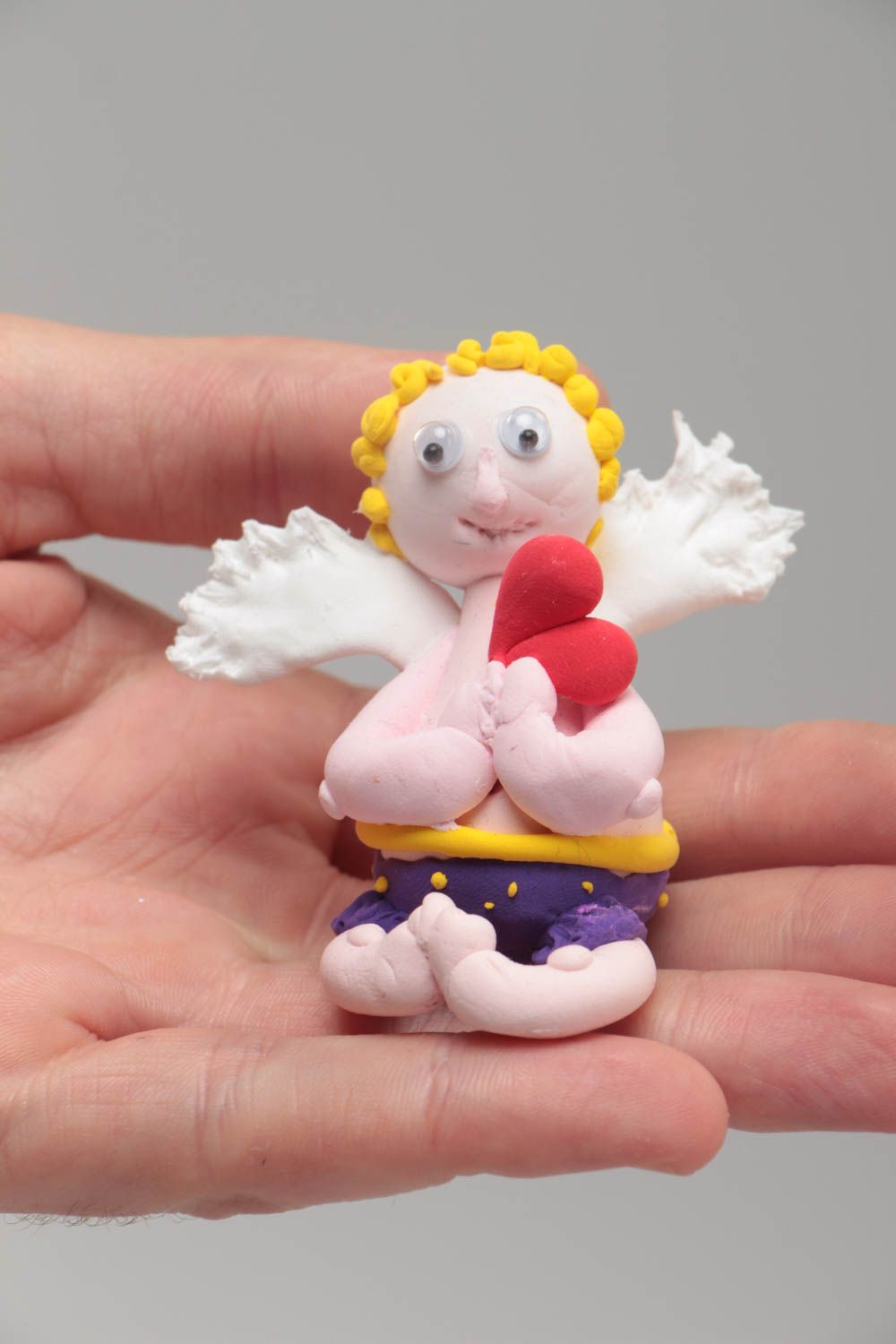 Figura de arcilla polimérica divertida artesanal ángel en miniatura  foto 5