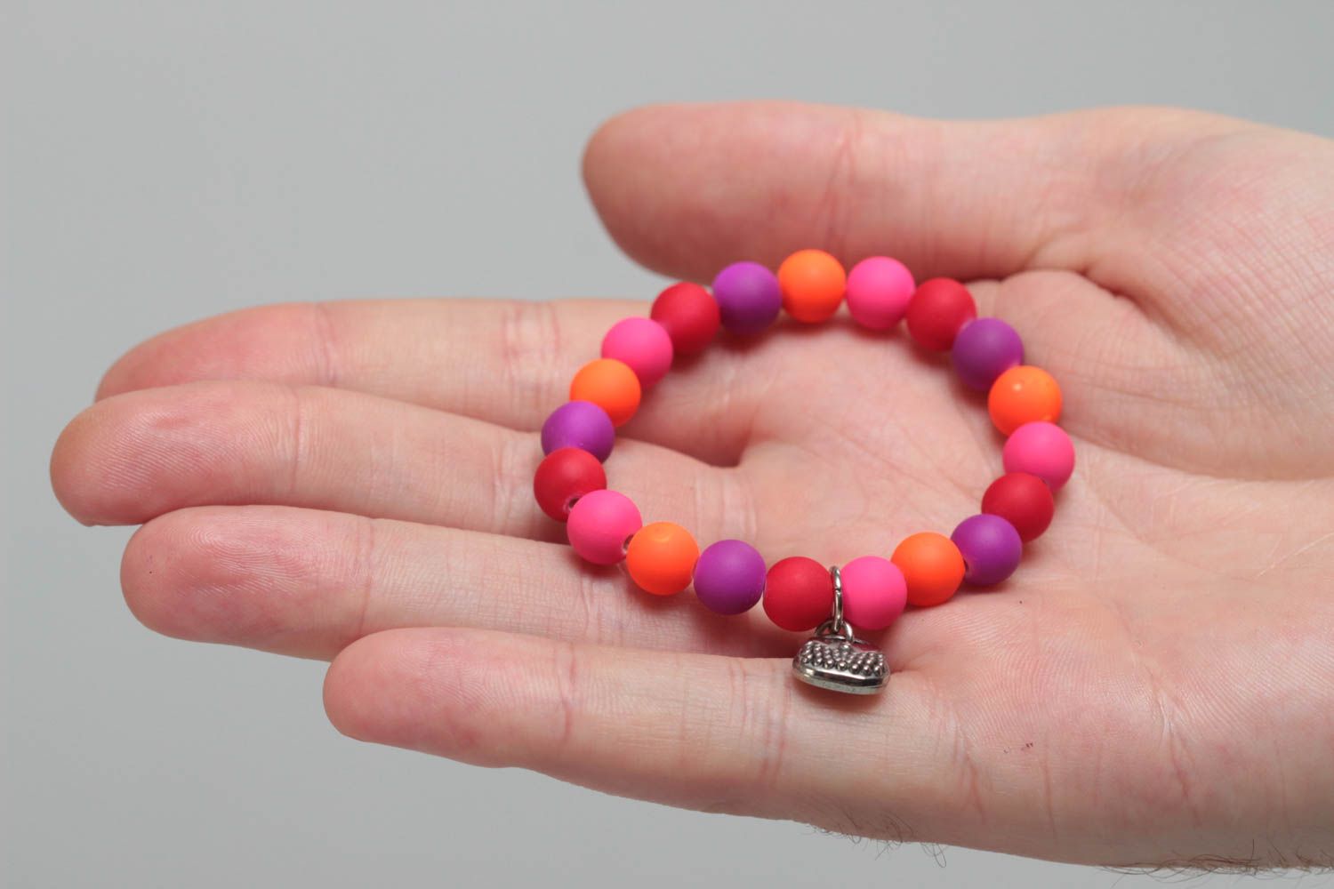 Bracelet de perles en plastique multicolore avec breloque fait main pour enfant photo 5