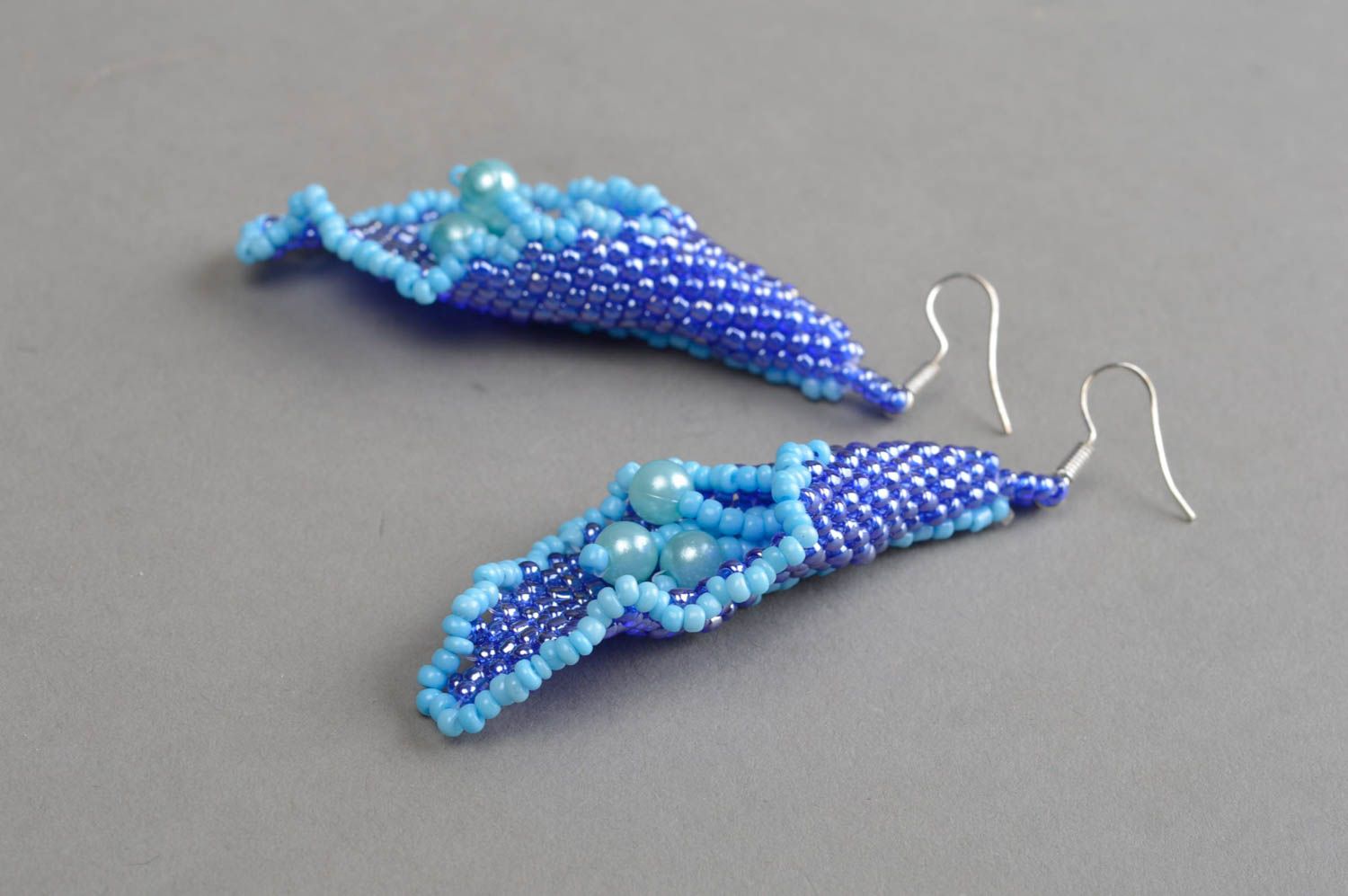 Серьги из бисера и бусин плетеные ручной работы авторские синие с голубым фото 3