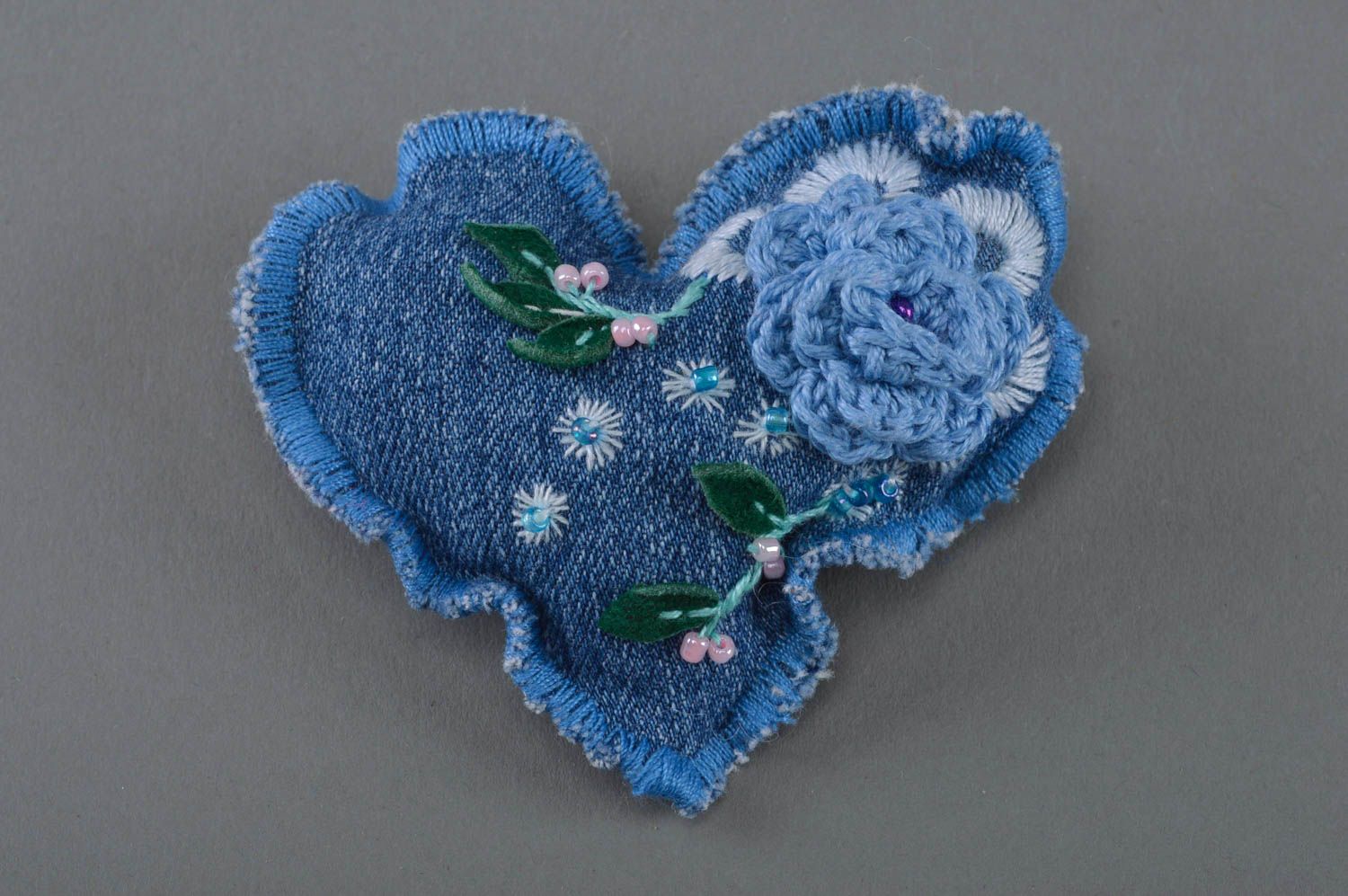 Broche coeur bleu en tissu de jean avec broderie à motif floral faite main photo 1