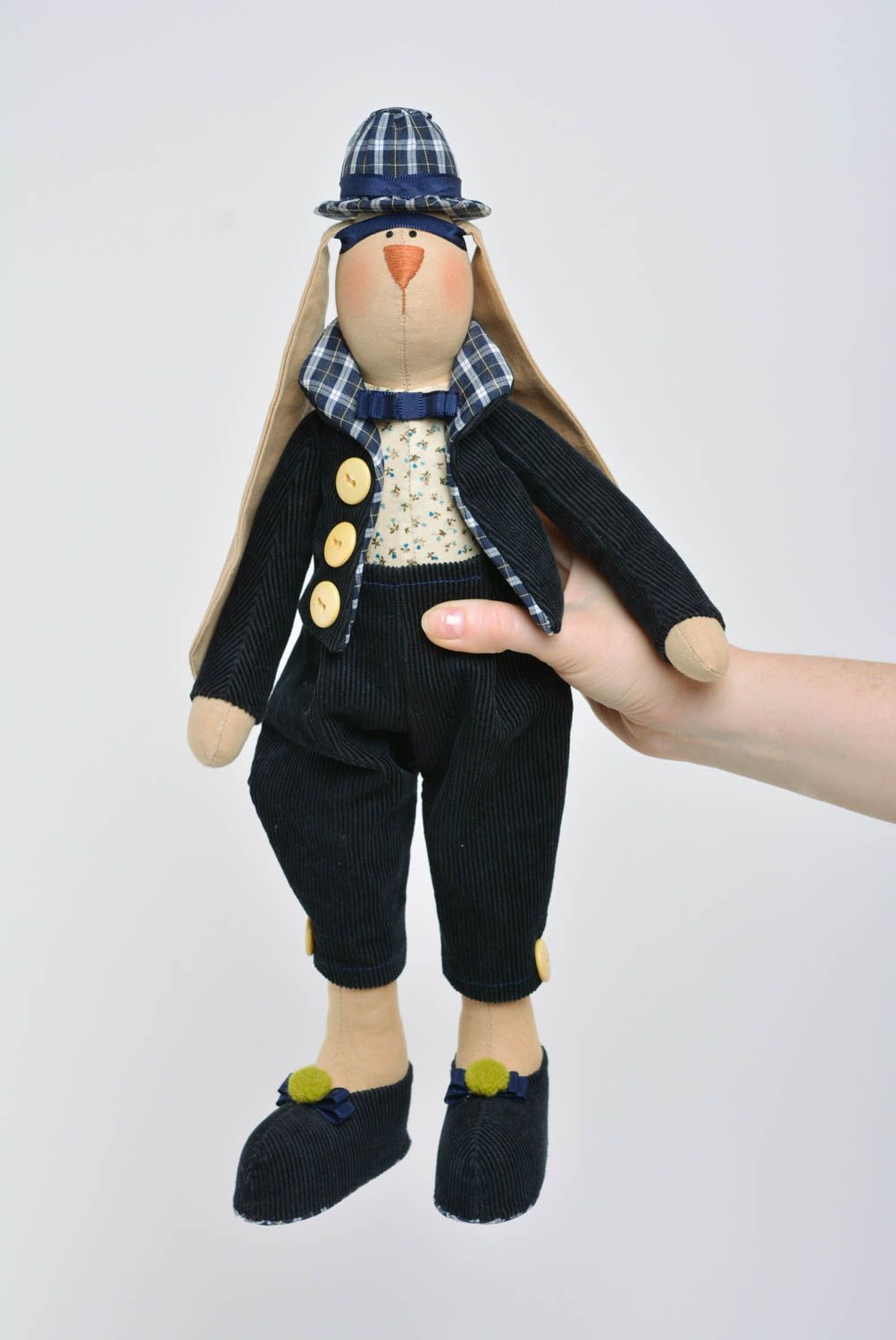 Мягкая игрушка ручной работы заяц в вельветовом костюме для маленьких мальчиков фото 4