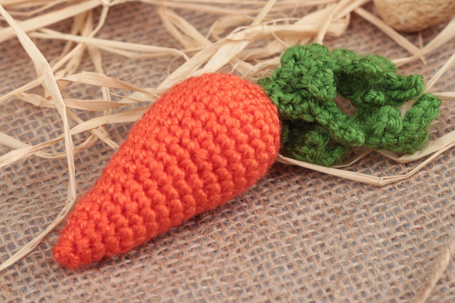 Мягкая вязаная крючком игрушка ручной работы оранжевая с зеленым морковка небольшая фото 1