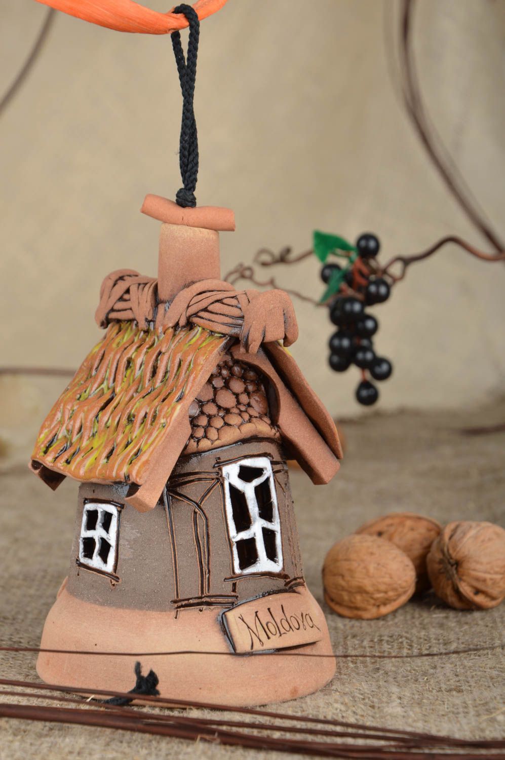 Clochette en argile faite main maisonnette décorative originale à suspendre photo 1