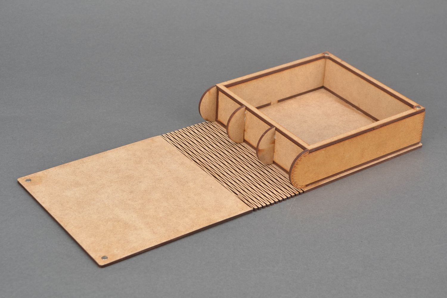 Caja de madera contrachapada con forma de libro foto 3