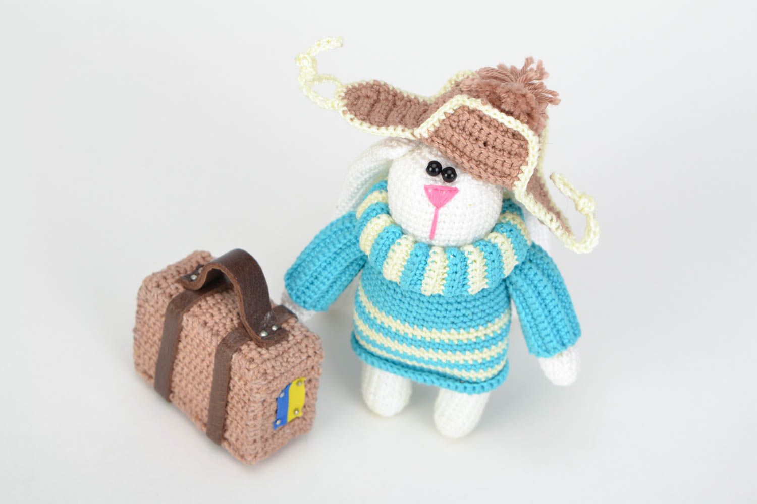 Gehäkeltes Kuscheltier Hase im Hut mit Koffer handmade für Kinder und Haus Dekor foto 3