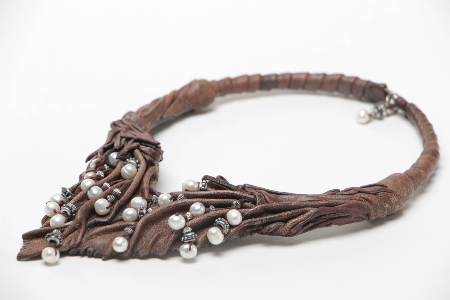 Joli collier en cuir fait main avec perles stylé foncé accessoire marron photo 3