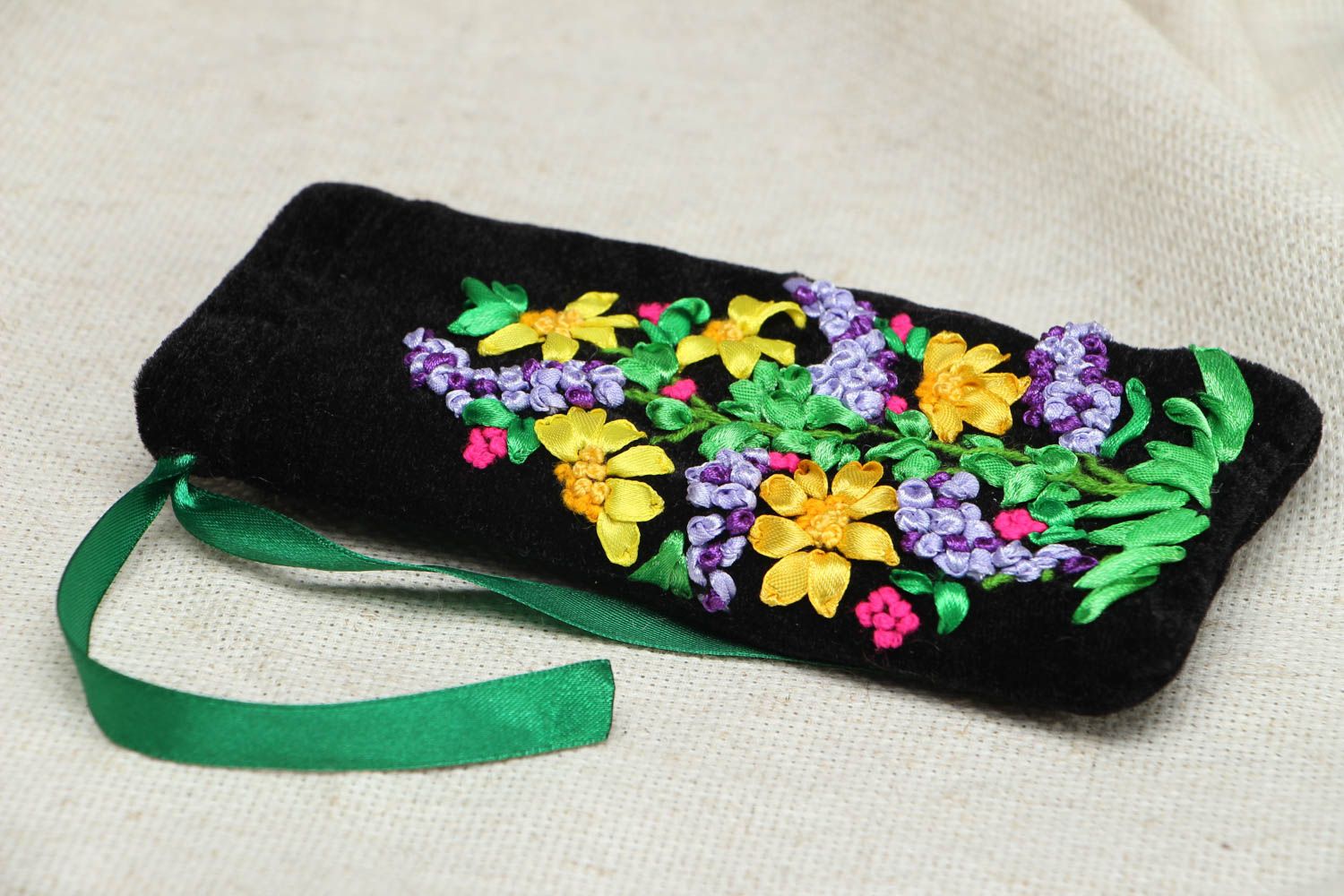 Velor sunglasses case embroidered with ribbons photo 2