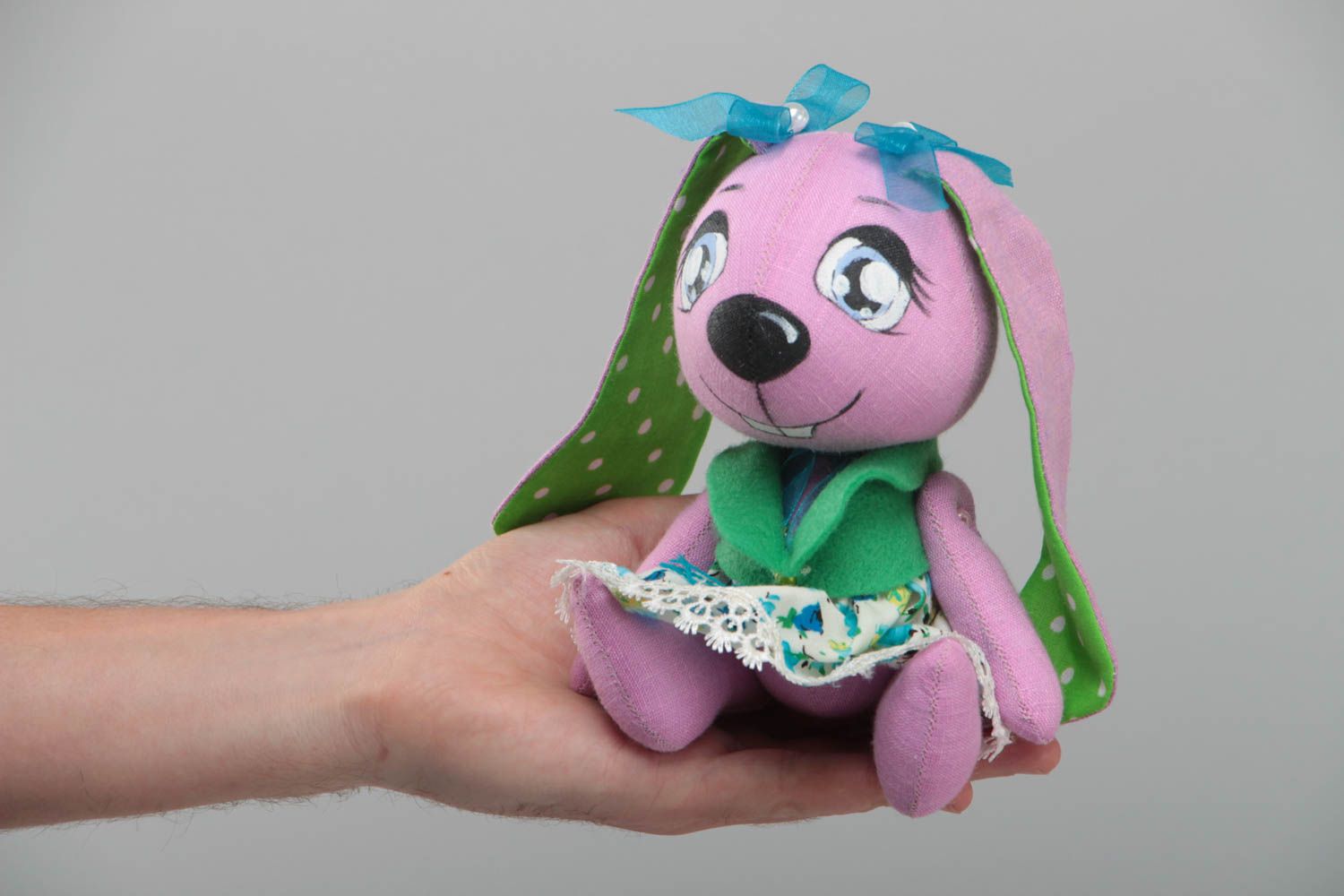 Мягкая игрушка ручной работы в виде зайки розовая с зелеными небольшая милая фото 5