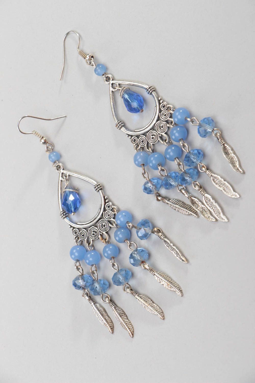 Boucles d'oreilles pendantes en métal et perles de verre bleues faites main photo 2