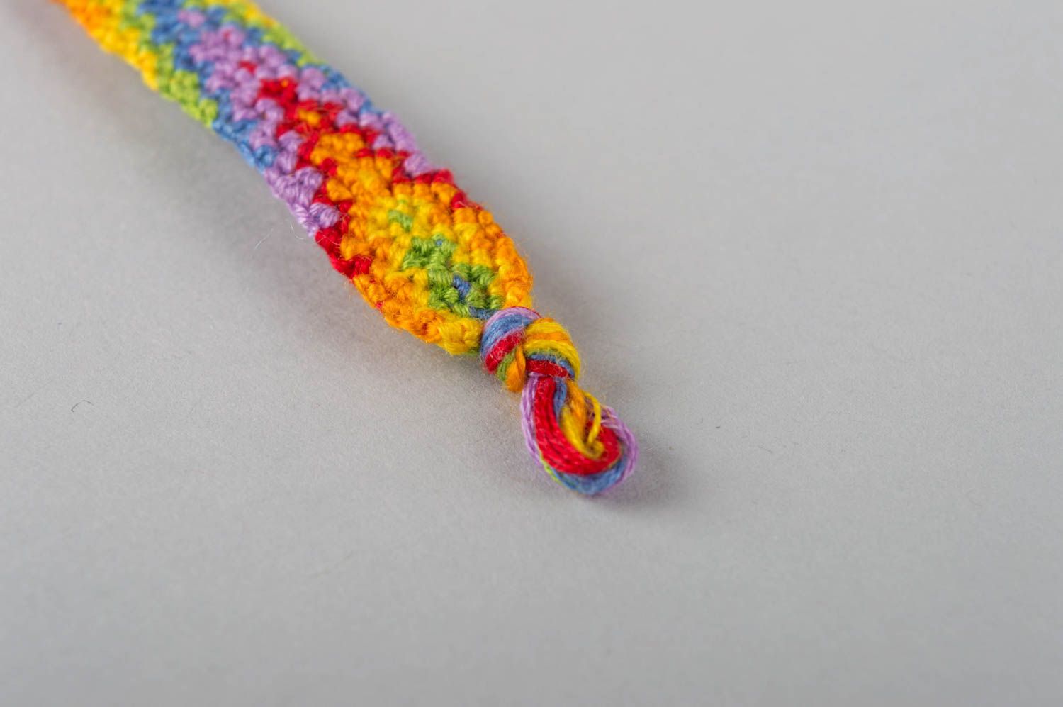 Плетеный нитяной браслет радужной расцветки ручной работы красочный красивый фото 4
