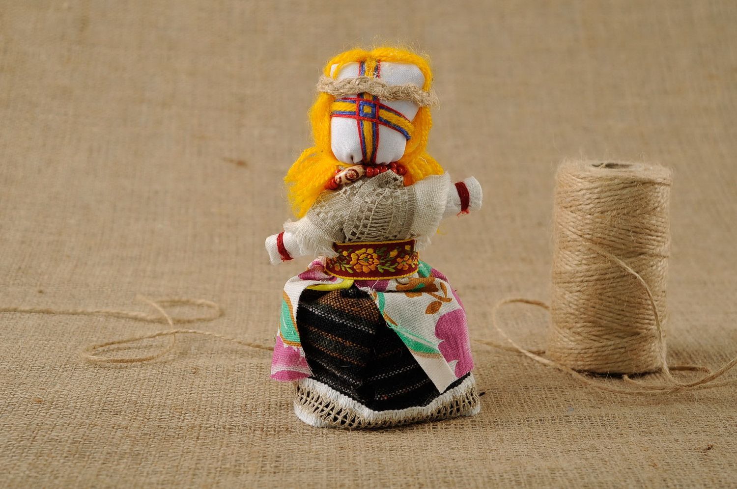 Bambola slava di stoffa fatta a mano amuleto talismano giocattolo etnico foto 1