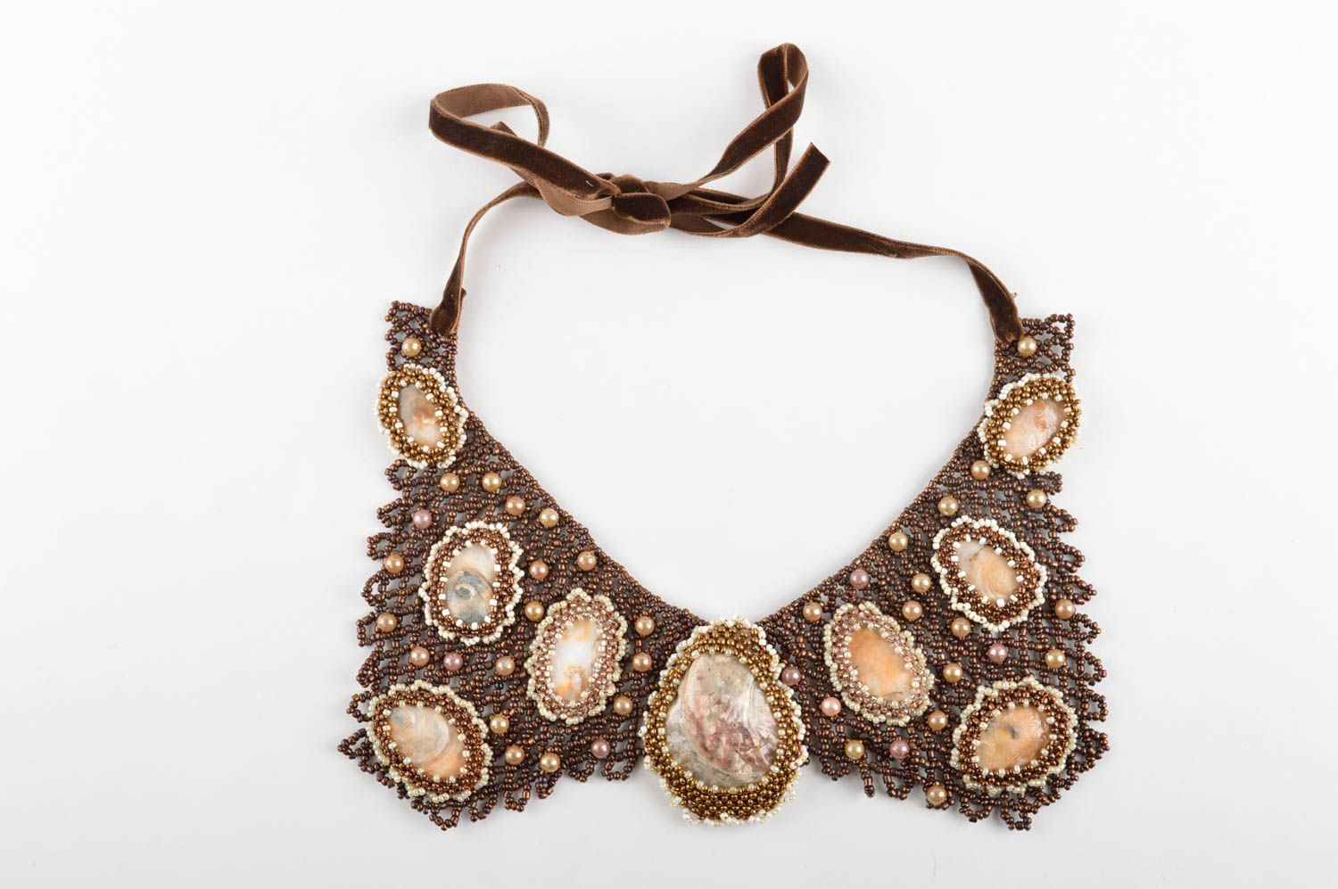 Collana di perline fatta a mano accessorio da donna con pietre marine foto 2