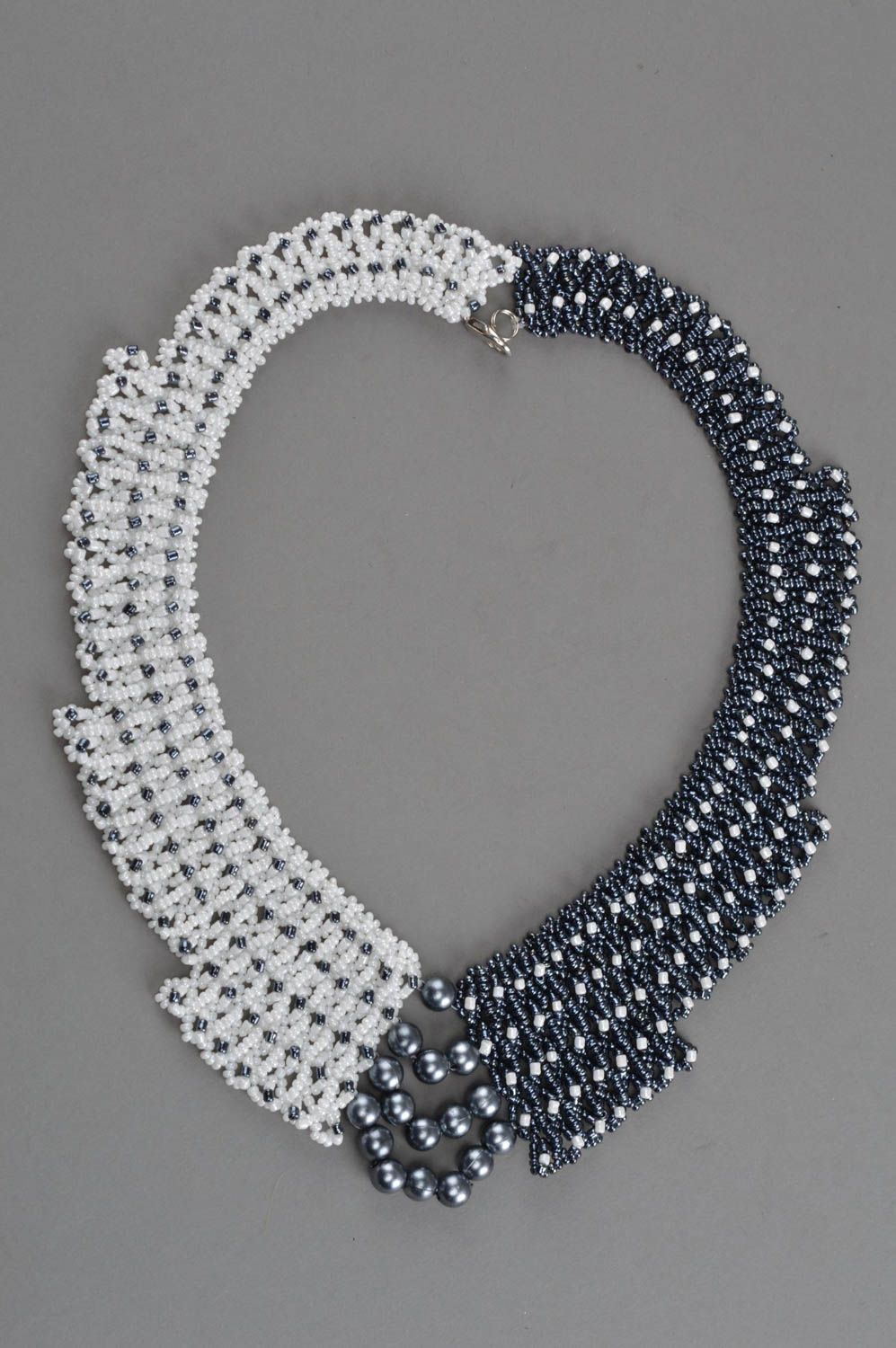 Collier en perles de rocaille fait main noir et blanc avec grandes perles photo 3