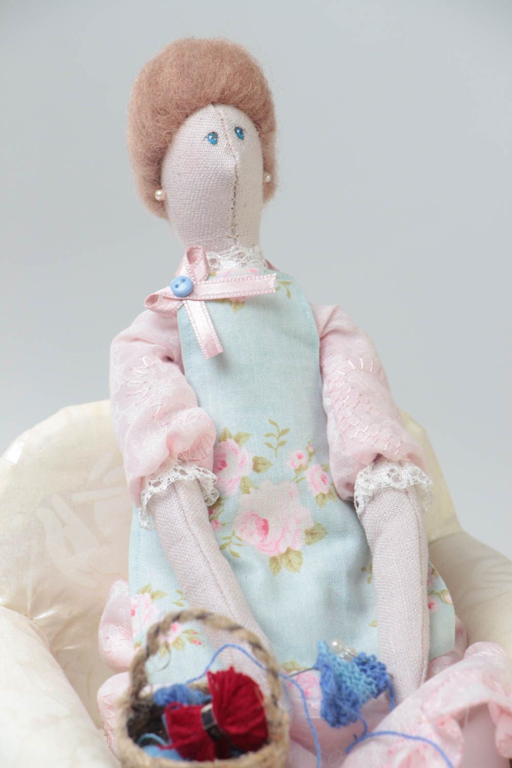 Текстильная кукла для декора из хлопка ручной работы красивая на подарок фото 3