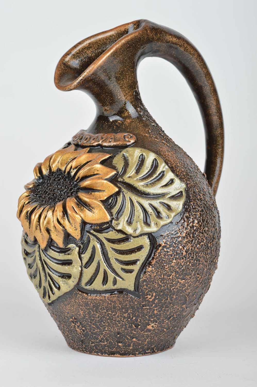 45 oz ceramic water jug with handle in a bronze color with sunflower molded décor 2,5 lb photo 5
