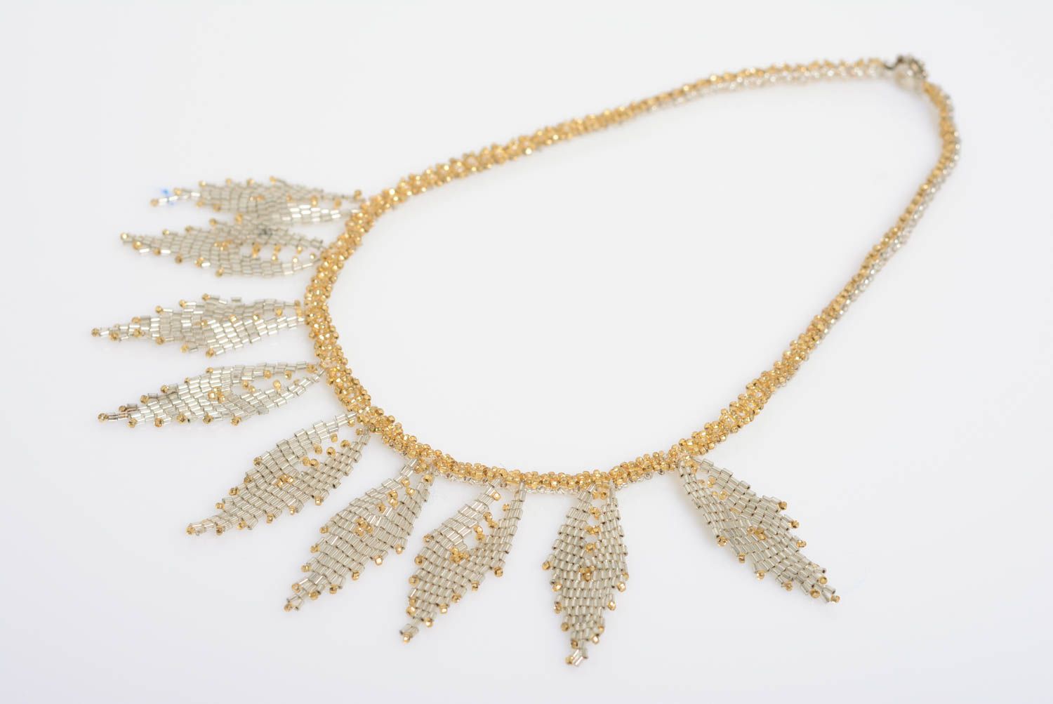 Ожерелье из бисера золотистого цвета нежное красивое ручной работы плетеное фото 1