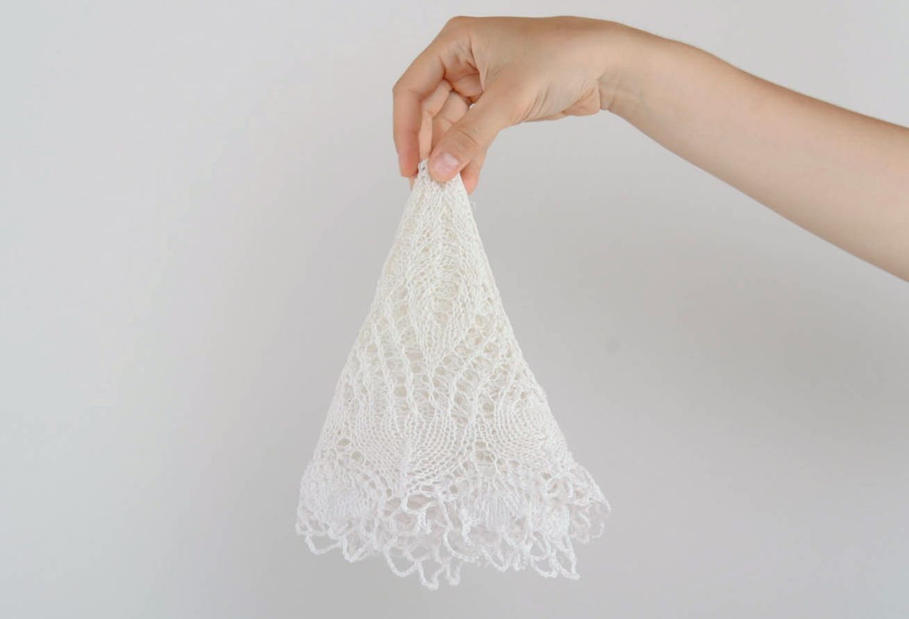 Serviette artisanale tricotée au crochet blanche photo 2