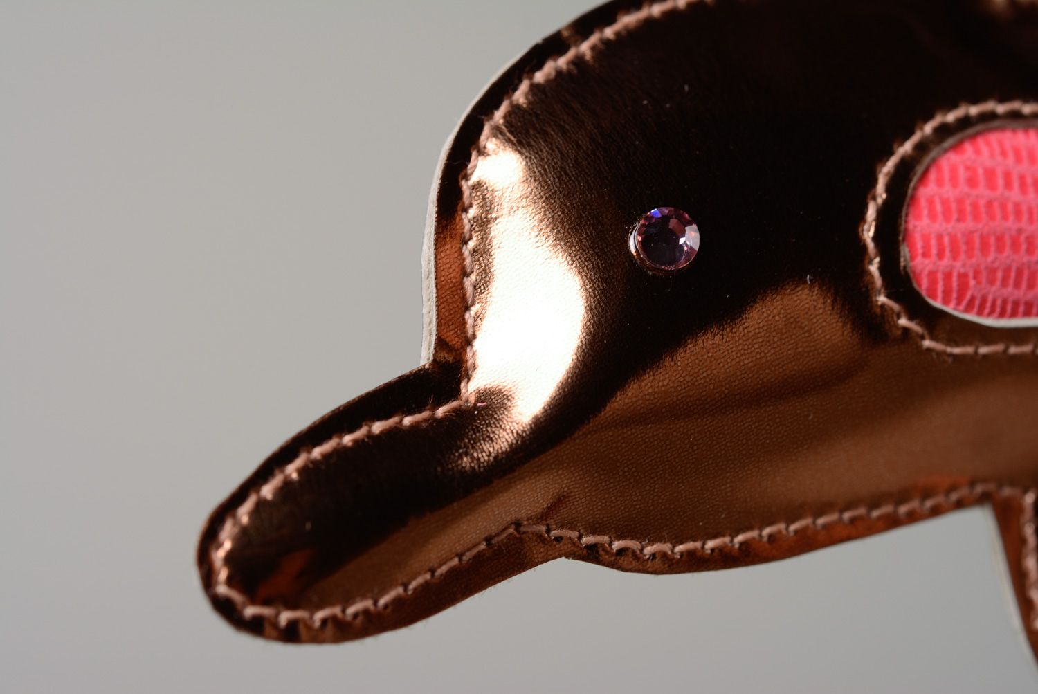 Handgemachter Schlüsselanhänger aus Leder in Form von Delphin foto 3