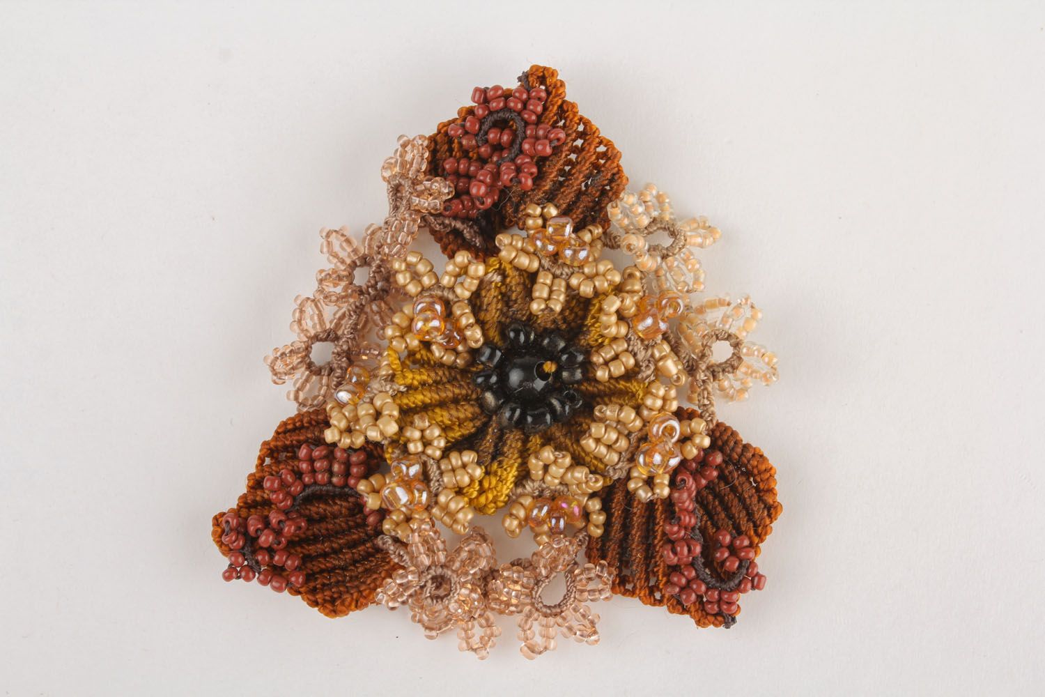 Broche de flor en técnica de macramé foto 3