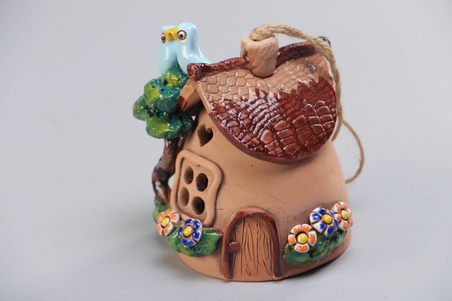Campanilla cerámica pintada con acrílicos artesanal con forma de casita  foto 2