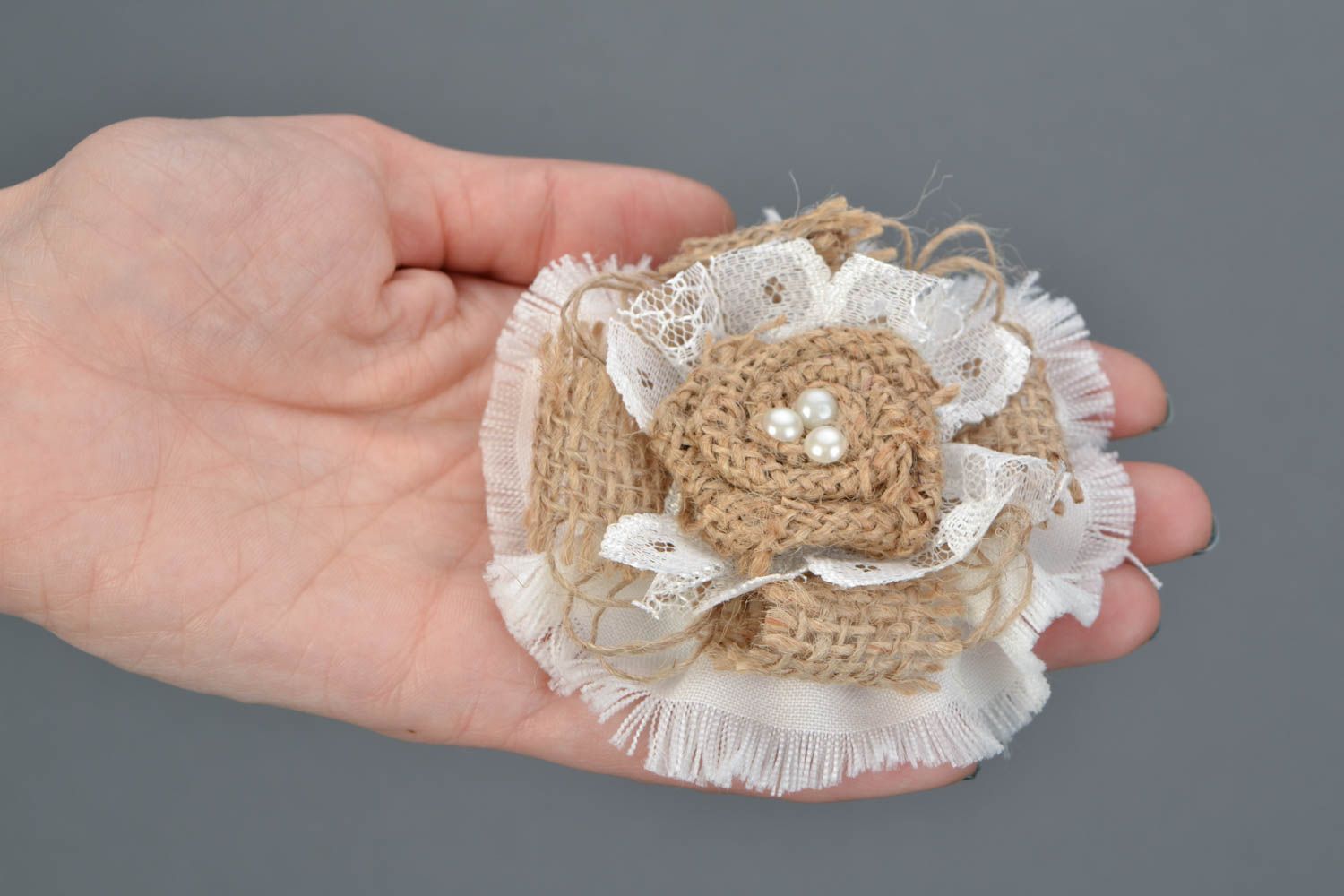 Broche artesanal de harpillera y encaje accesorio de tela con forma de flor delicada  foto 2