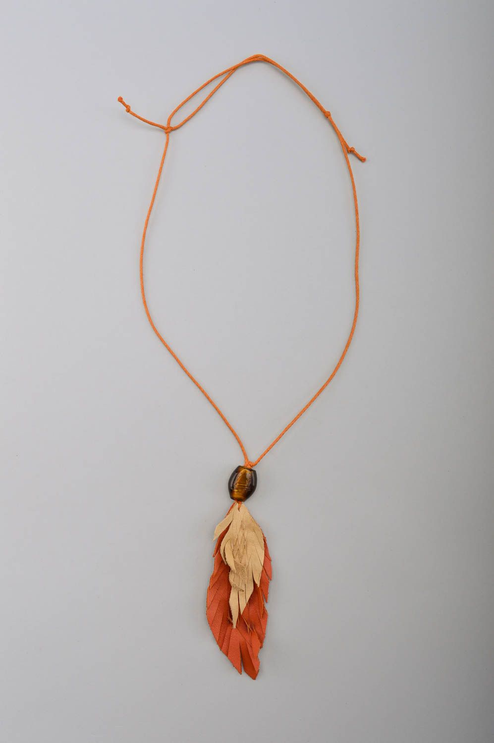 Pendentif en cuir Bijou fait main plume orange sur cordon Cadeau pour femme photo 3