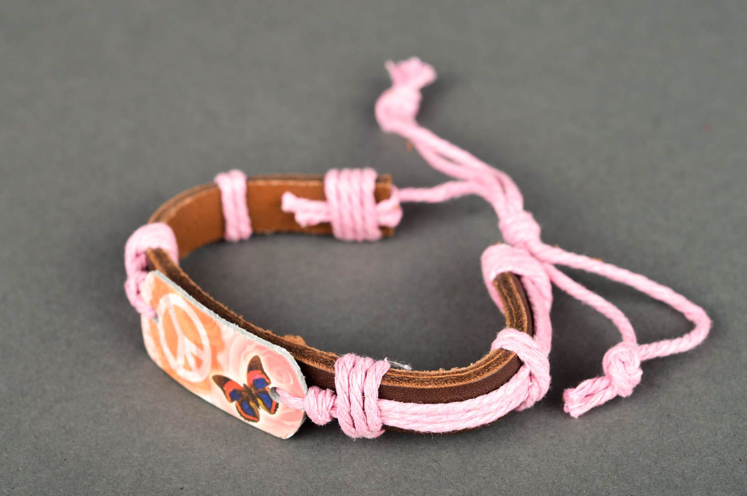 Широкий кожаный браслет ручной работы украшение из кожи браслет на руку розовый фото 4
