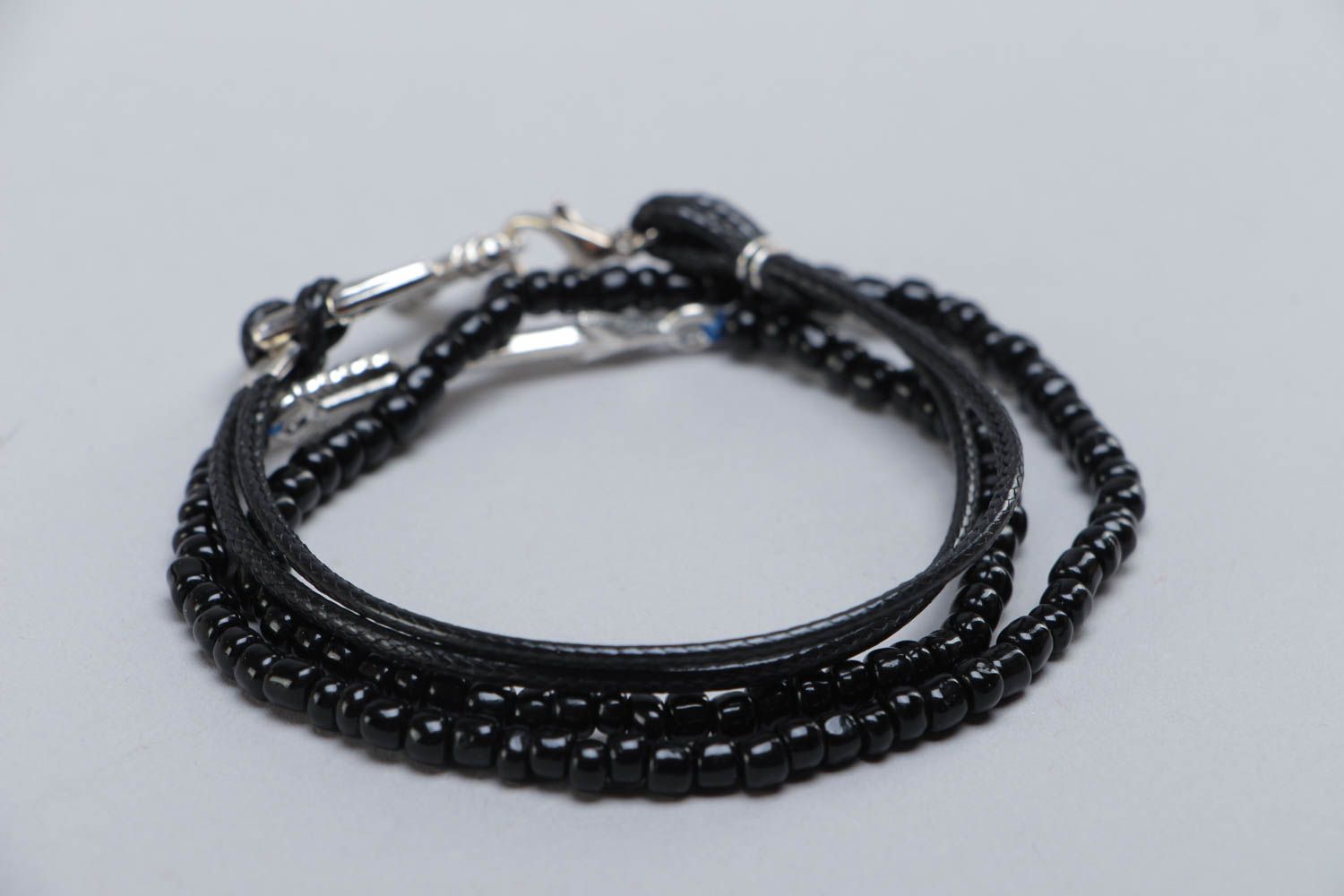 Bracelet unisexe perles de rocaille et lacet noirs avec pendeloque fait main photo 4