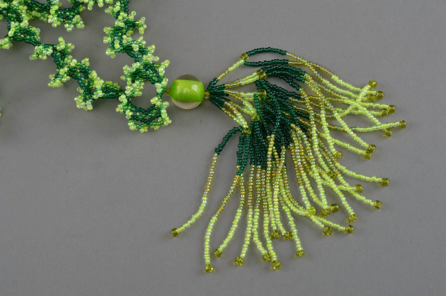 Grünes künstlerisches Collier aus Glasperlen handgeschaffen grell originell foto 4