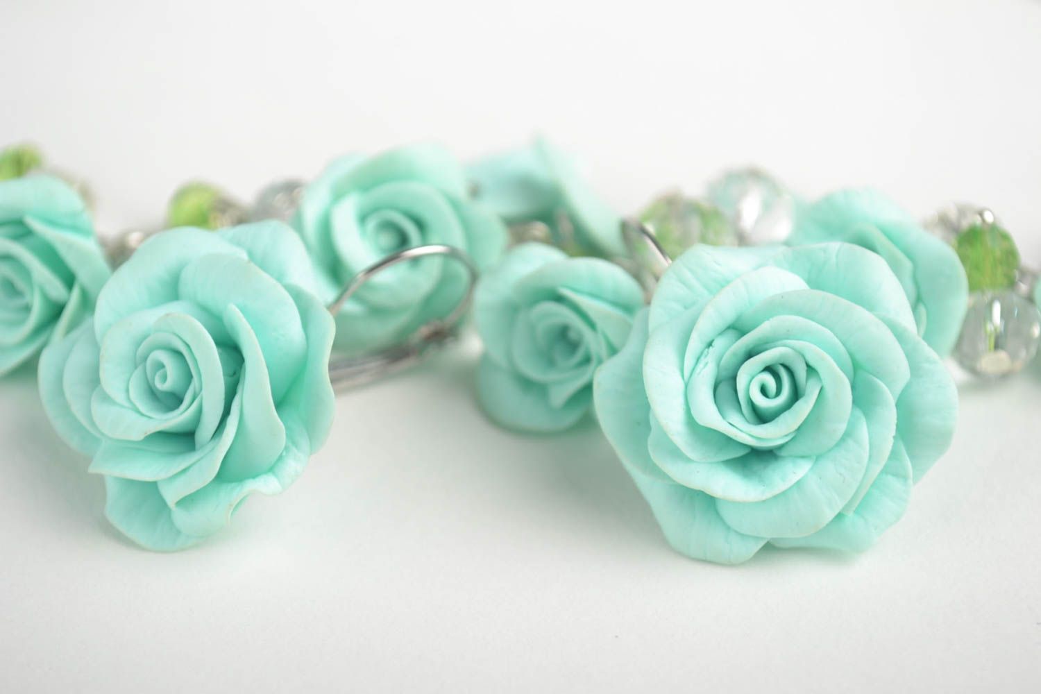 Conjunto de bisutería artesanal de pulsera y pendientes con flores azules foto 3