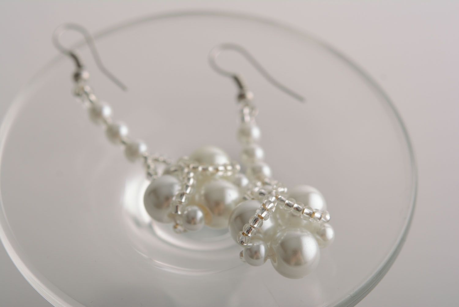 Boucles d'oreilles en perles de rocaille blanches photo 2