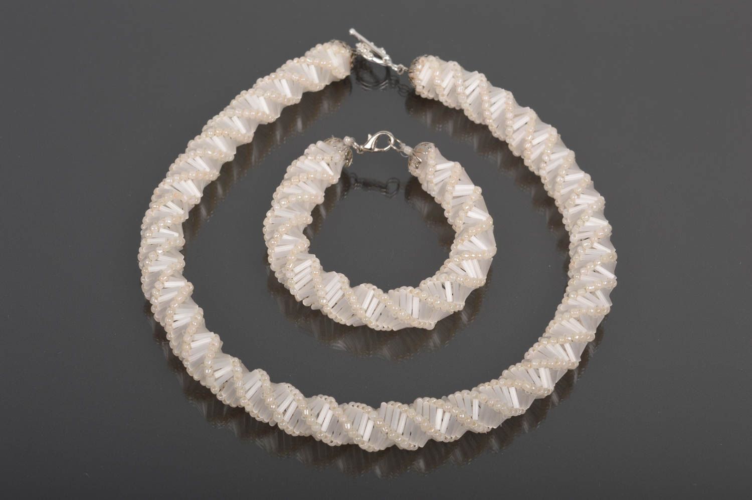 Parure collier bracelet Bijoux faits main blancs perles de rocaille Cadeau femme photo 1