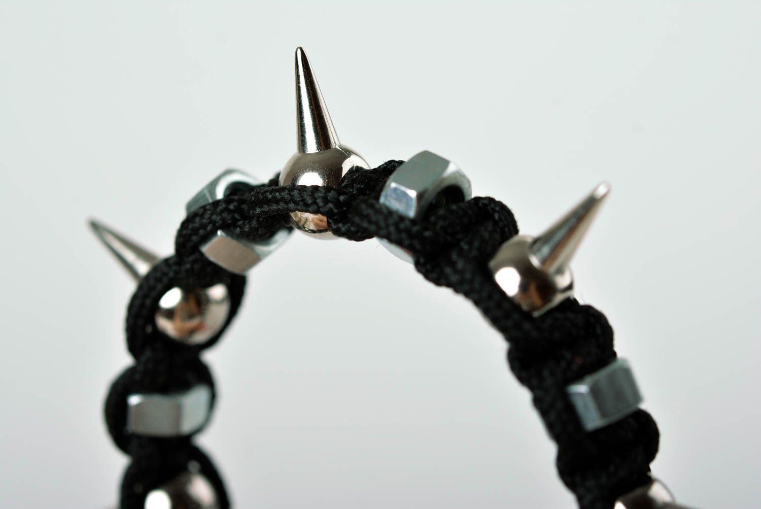 Браслет из ниток ручной работы браслет на руку черный модный браслет с гайками фото 5